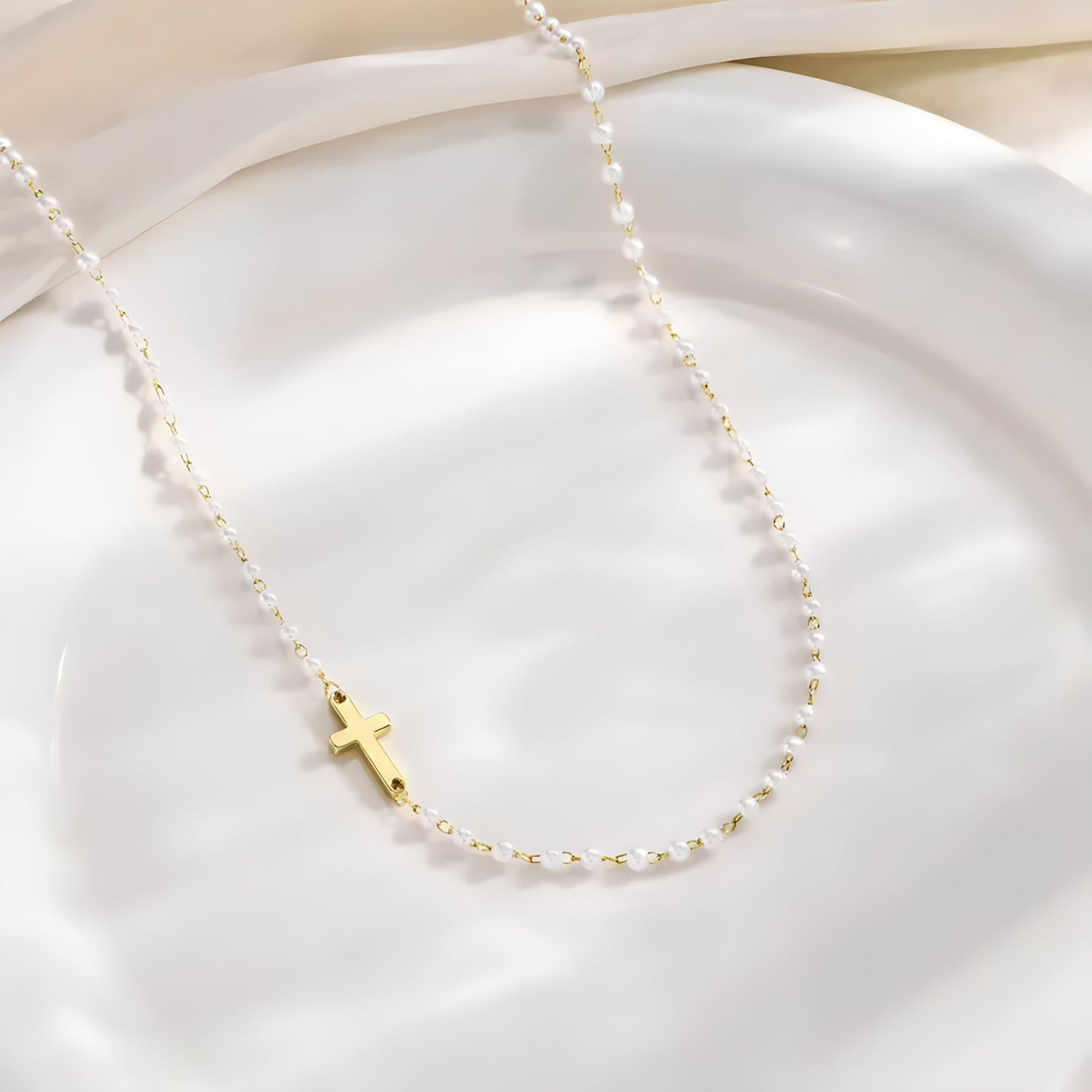 Halsband med kors och pärlor
