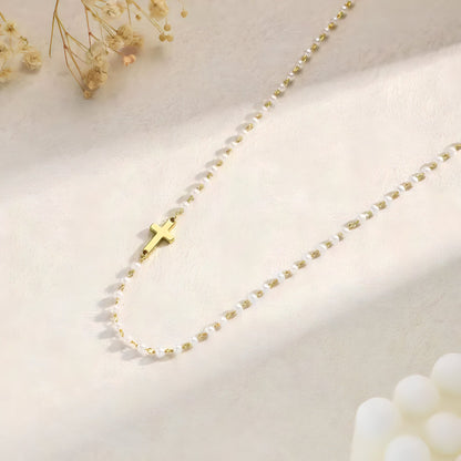 Halsband med kors och pärlor