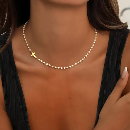 Halsband med kors och pärlor