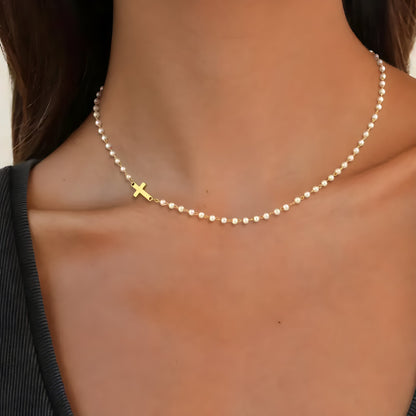 Halsband med kors och pärlor
